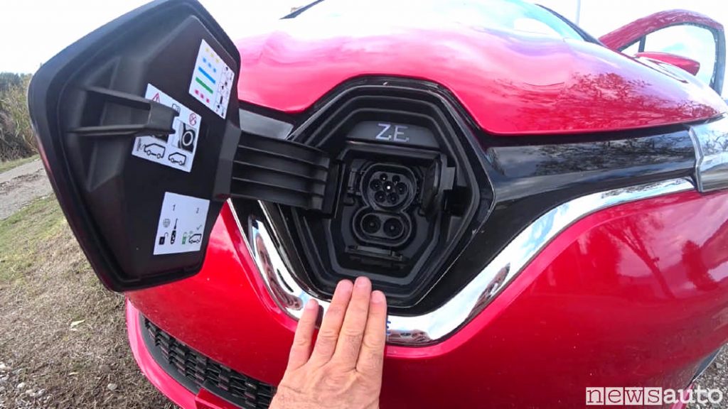Sotto la losanga Renault compare la presa CSS (opzionale) per la ricarica in DC veloce