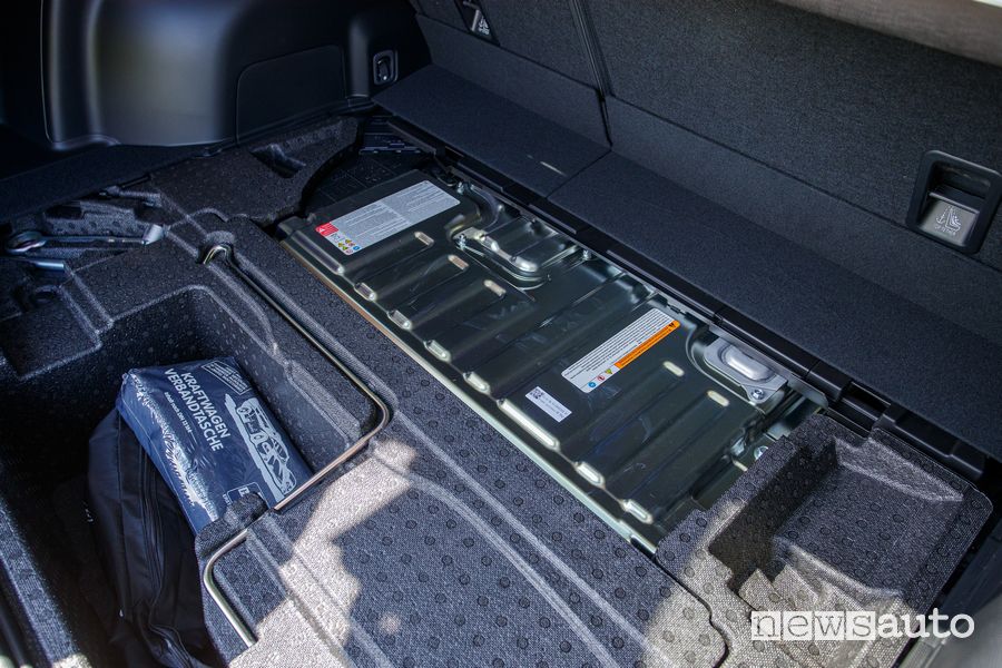 Batteria al litio posizionata nel bagagliaio della Subaru Forester e-BOXER