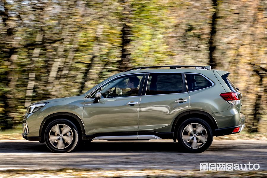 Fiancata laterale lato passeggero Subaru Forester e-Boxer