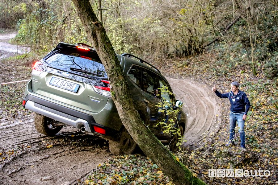 Discesa su fango Subaru Forester e-Boxer in off road