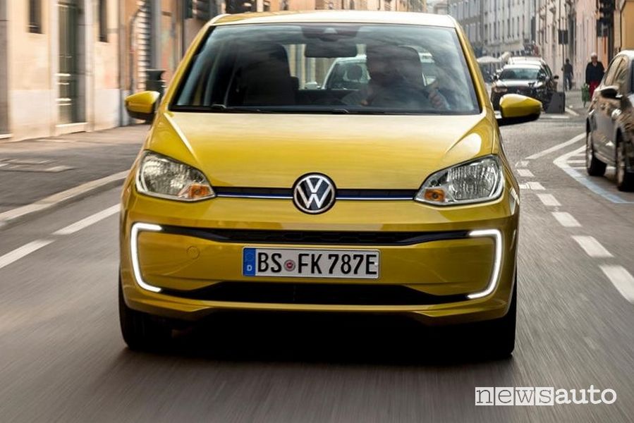 Vista frontale Volkswagen e-up! 2020 gialla