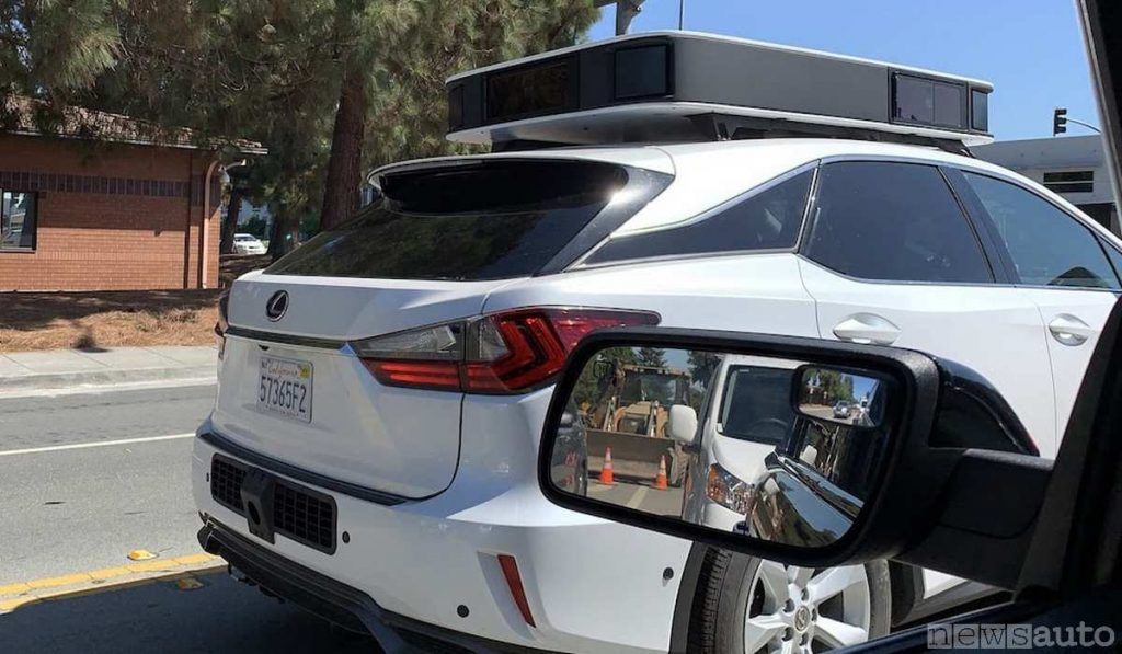 Auto a guida autonoma con nuovi sensori LiDAR Apple