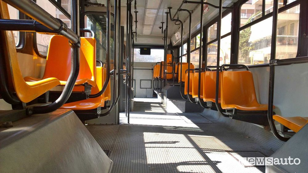 Rapinatore picchiato dall'autista del bus