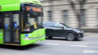 Rapinatore picchiato dall'autista del bus