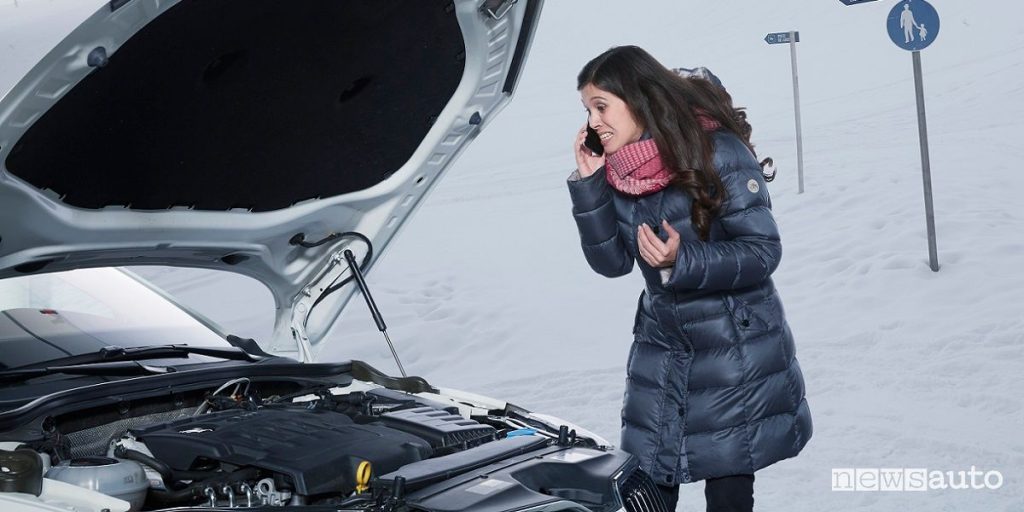 Batteria auto scarica come fare per non restare a piedi. Consigli per evitare la scarica dell'accumulatore. Cartello avviso attraveramento uomo bambino