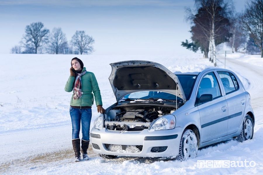 Se l'auto che non parte con la batteria scarica KO non resta che chiamare i soccorsi