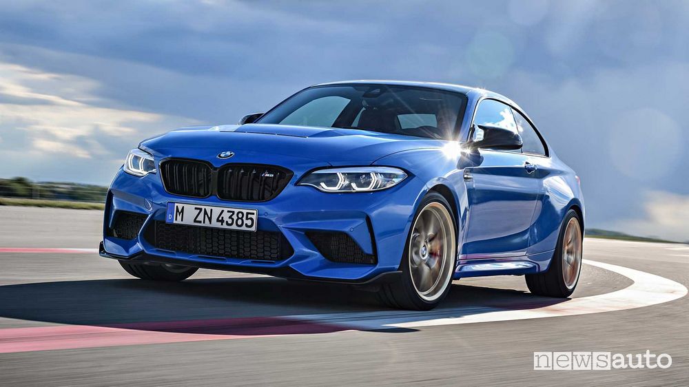 Vista anteriore BMW M2 CS in pista