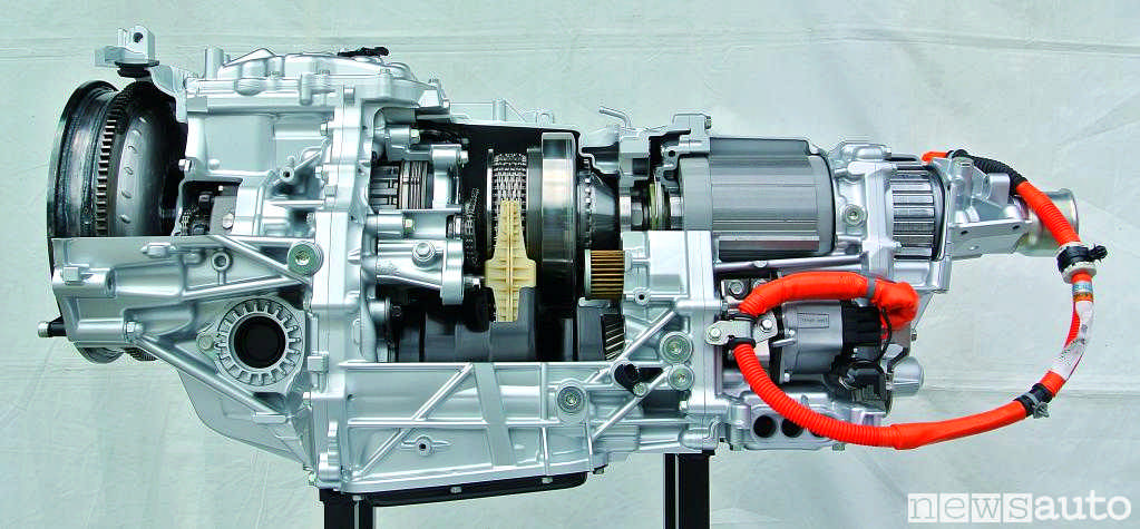Gruppo frizione, cambio variatore di coppia CVT e motore elettrico impiegato sul nuovo Subaru Forester e-BOXER