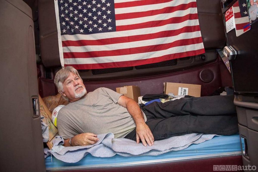 camionista americano, autista di mezzi pesanti che dorme in cabina