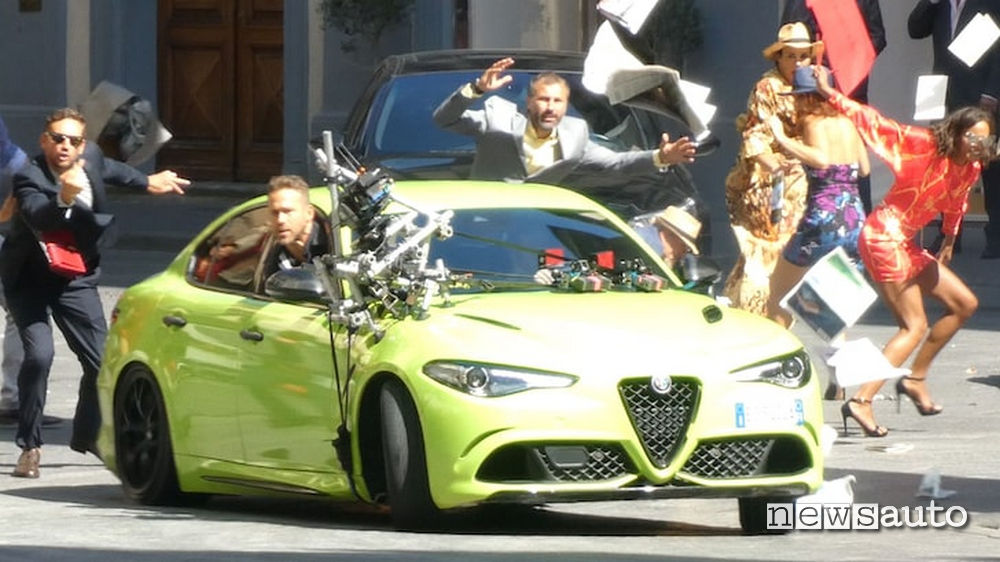 Alfa Romeo Giulia del fim 6 Underground con Ryan Reynolds in una scena