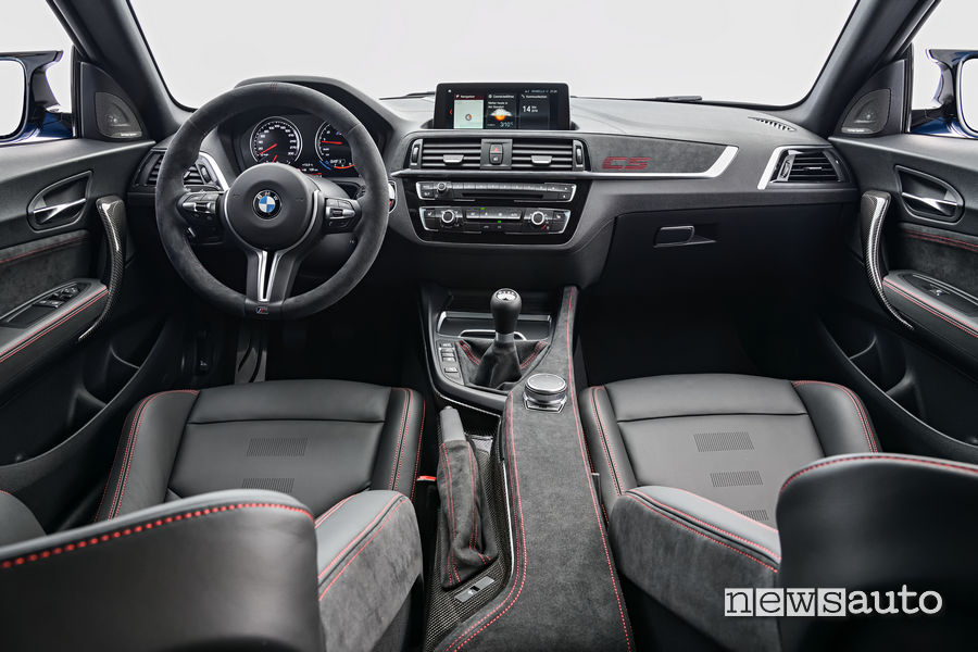 Interni BMW M2 CS 2020 con cambio manuale