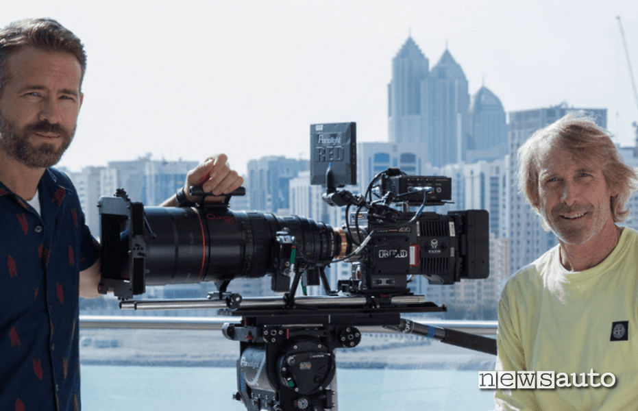 Film 6 Underground: il protagonista Ryan Reynolds ( a sx) e il regista Michael Bay ( a dx)