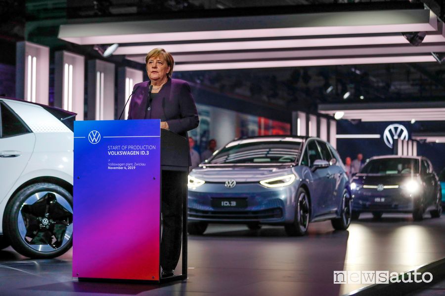 Angela Merkel inaugura la produzione della Volkswagen ID.3 nel sito di Zwickau