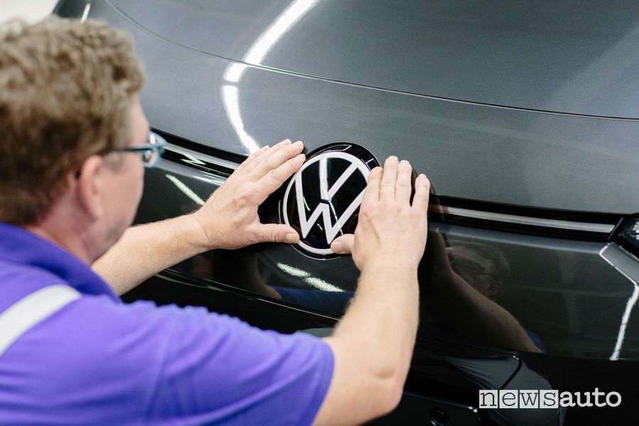 Assemblaggio Logo Volkswagen sul frontale della ID.3 nel sito di Zwickau