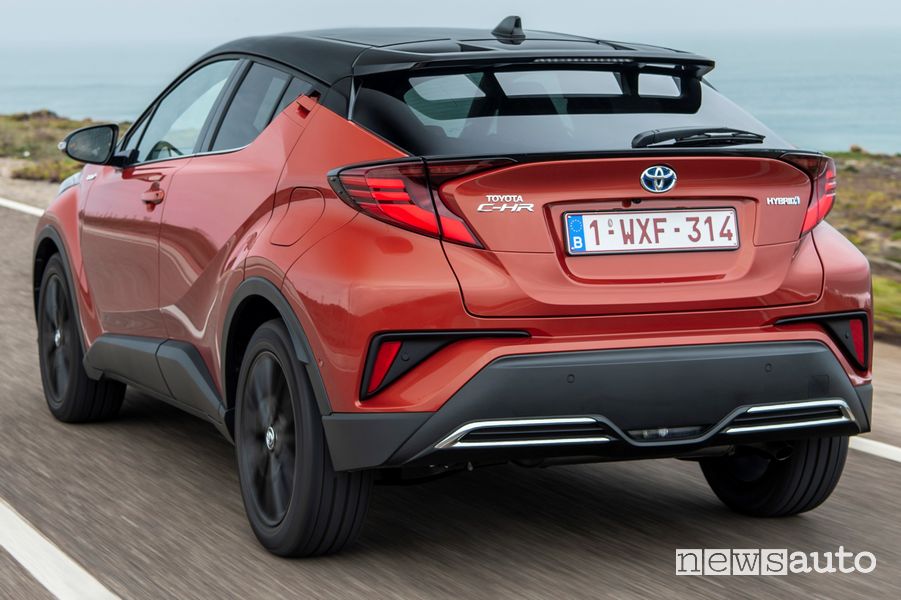 Vista posteriore in movimento Toyota C-HR 2020 Premiere