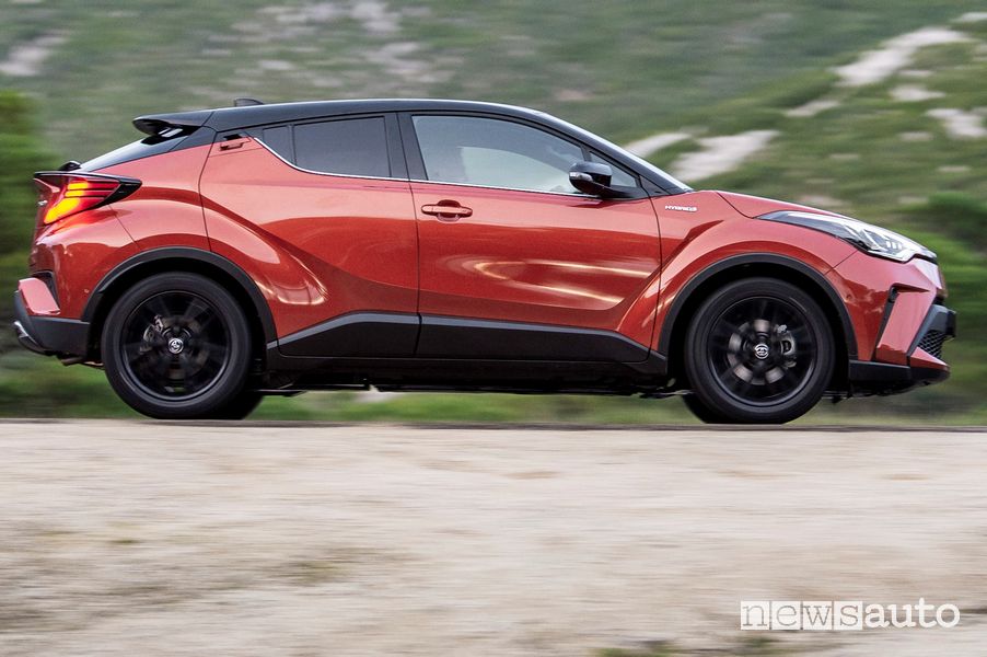 Vista laterale in movimento Toyota C-HR 2020 Premiere