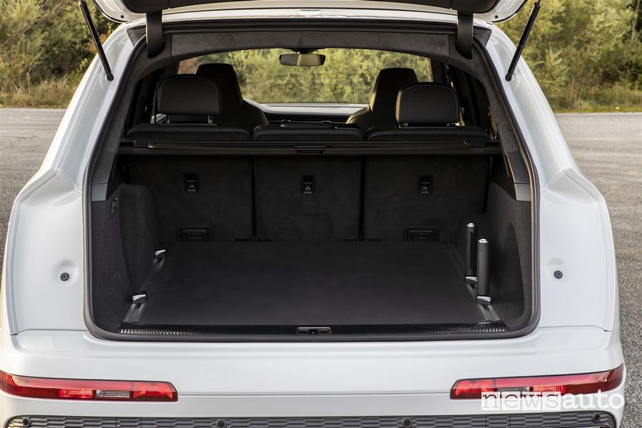 Bagagliaio aperto Audi Q7 TFSI e quattro SUV plug-in