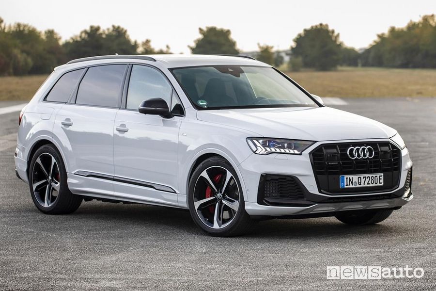 Vista anteriore Audi Q7 TFSI e quattro SUV plug-in