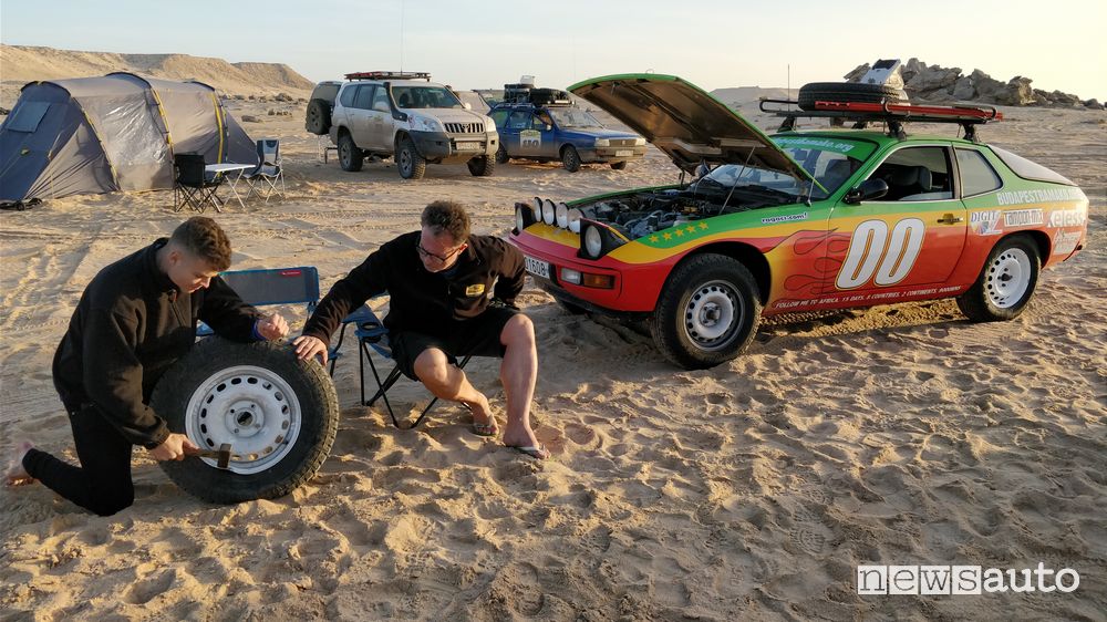Riparazione di un cerchio nel deserto alla Budapest-Bamako