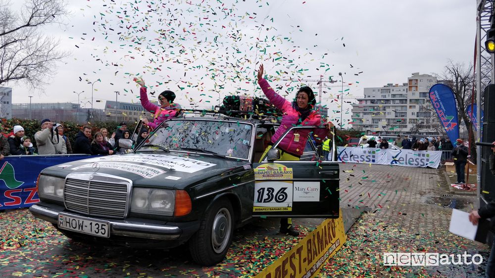 Mercedes-Benz W123 storica alla Budapest-Bamako
