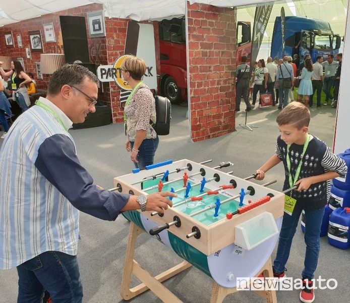 Calcio balilla realizzato con un fusto riciclato Petronas