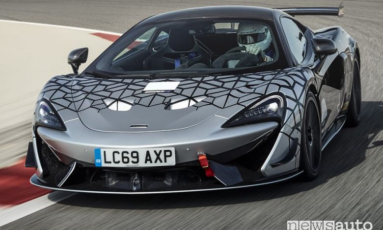 Frontale McLaren 620R in pista