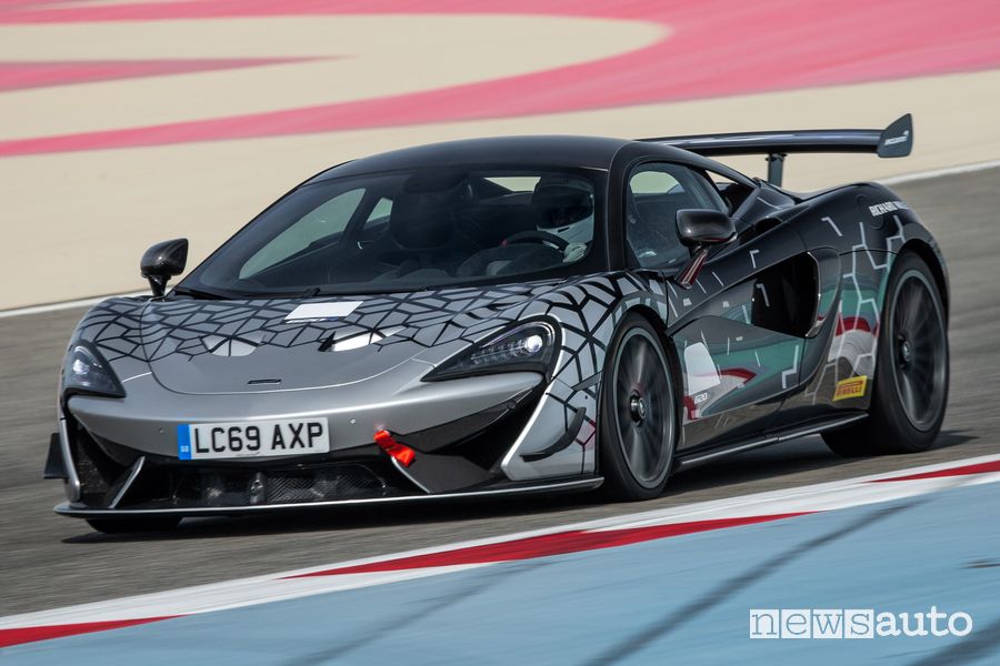 Paraurti anteriore McLaren 620R in pista