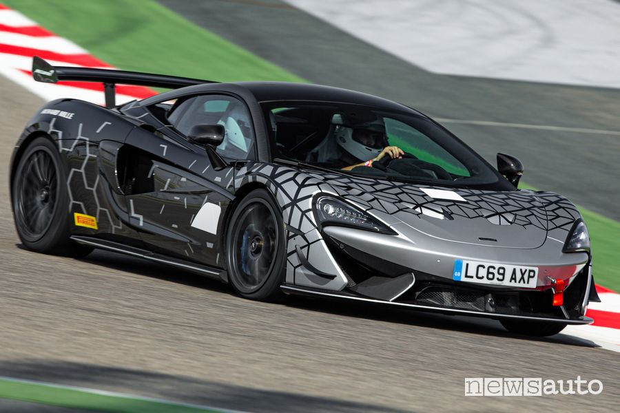 Aerodinamica laterale McLaren 620R vista in pista