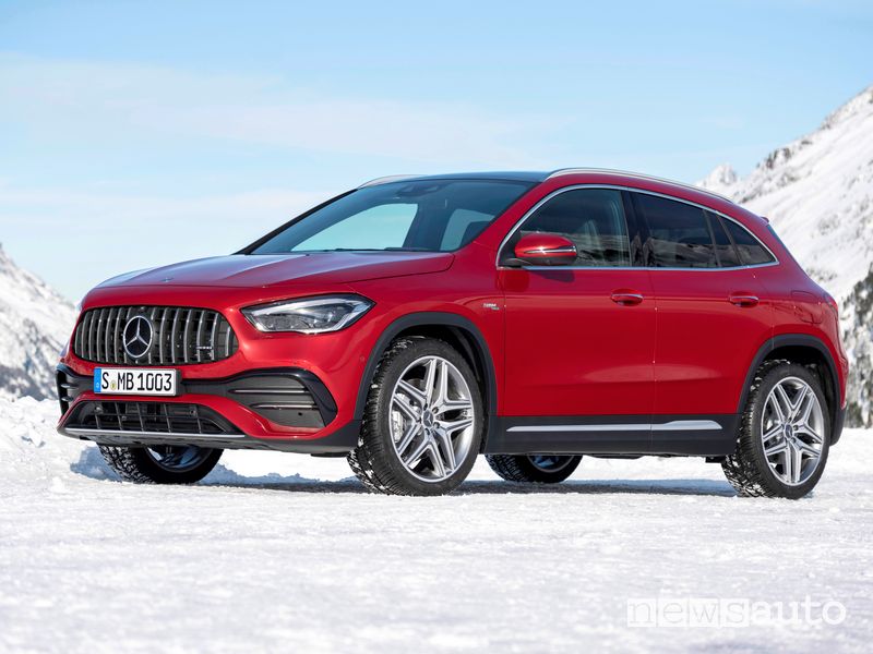 Vista di profilo Mercedes-AMG GLA 35 4MATIC sulla neve
