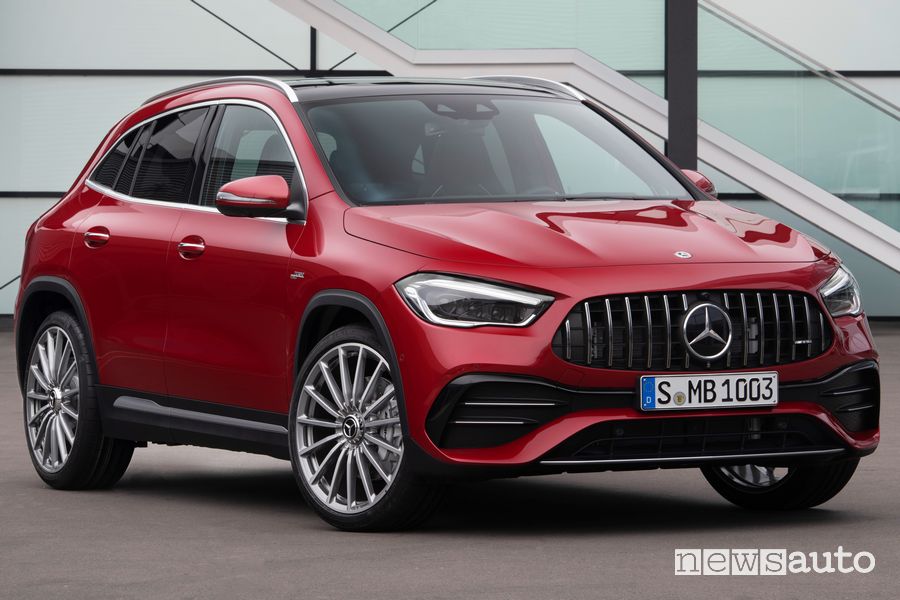 Vista di profilo Mercedes-AMG GLA 35 4MATIC