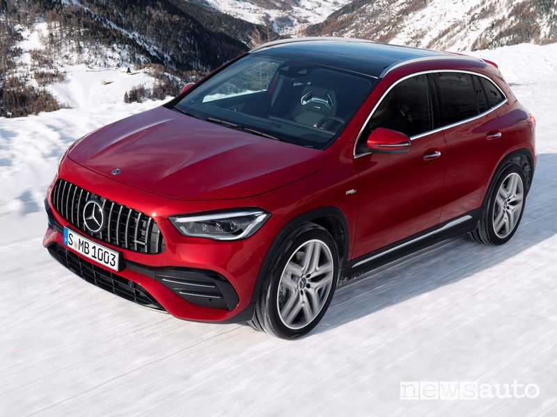 Vista di profilo Mercedes-AMG GLA 35 4MATIC sulla neve