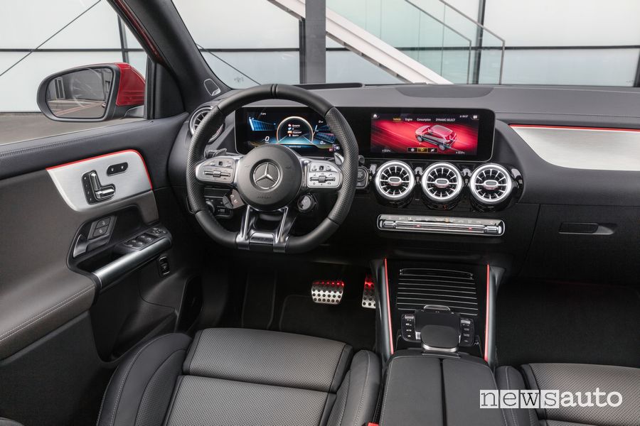 Interni, plancia strumenti Mercedes-AMG GLA 35 4MATIC