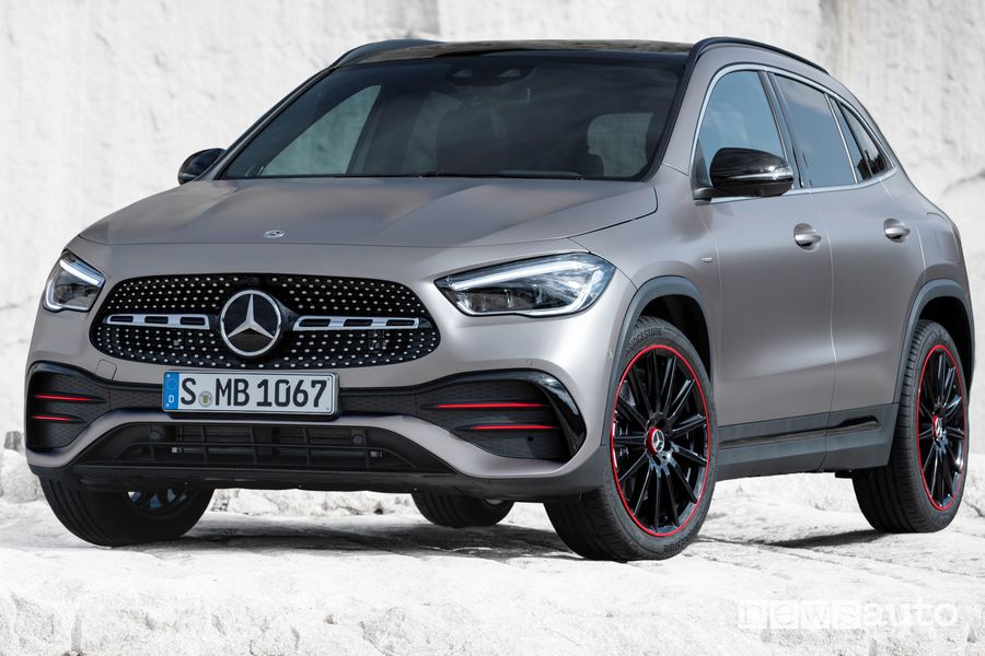 Vista di profilo Mercedes-Benz GLA 2020 AMG Line