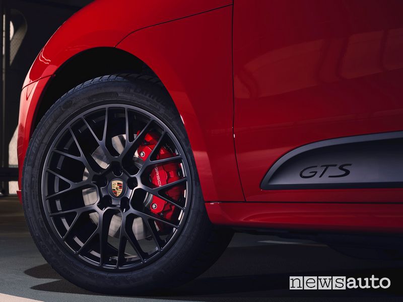 Cerchi in lega da 20", pinze freni rosse Porsche Macan GTS