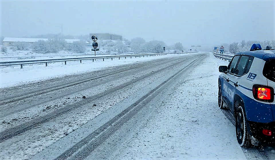 Un tratto di strada in Sardegna completamente innevato