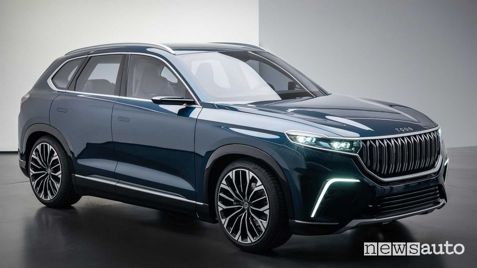 Vista di profilo lato passeggero SUV elettrico TOGG, La nuova auto elettrica turca, il SUV EV 100% TOGG 