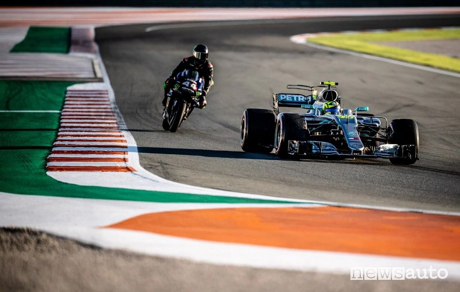 Valentino Rossi scambio in pista con Lewis Hamilton