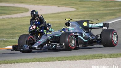 Valentino Rossi scambio in pista con Lewis Hamilton