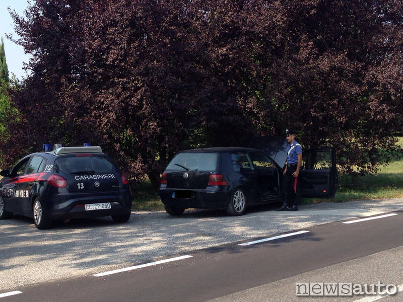 carabinieri golf auto intestata