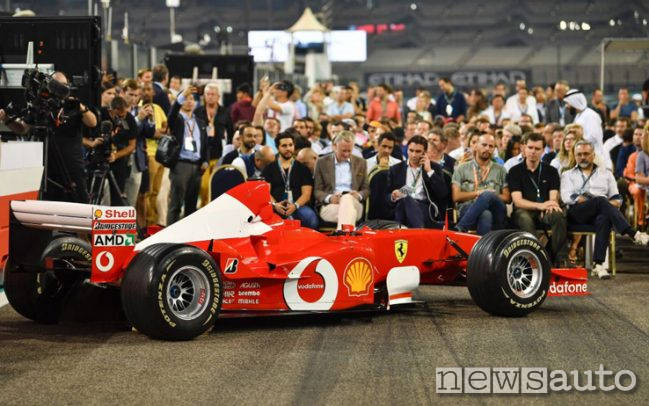 Battitori all'asta sul circuito di Abu Dhabi per la vendita della Ferrari F1 di Michael Schumacher 