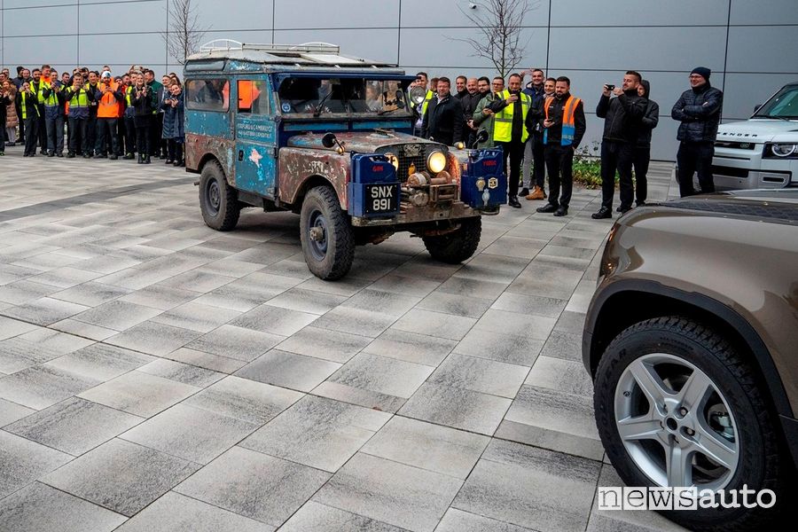 Incontro tra generazioni di Land Rover Defender