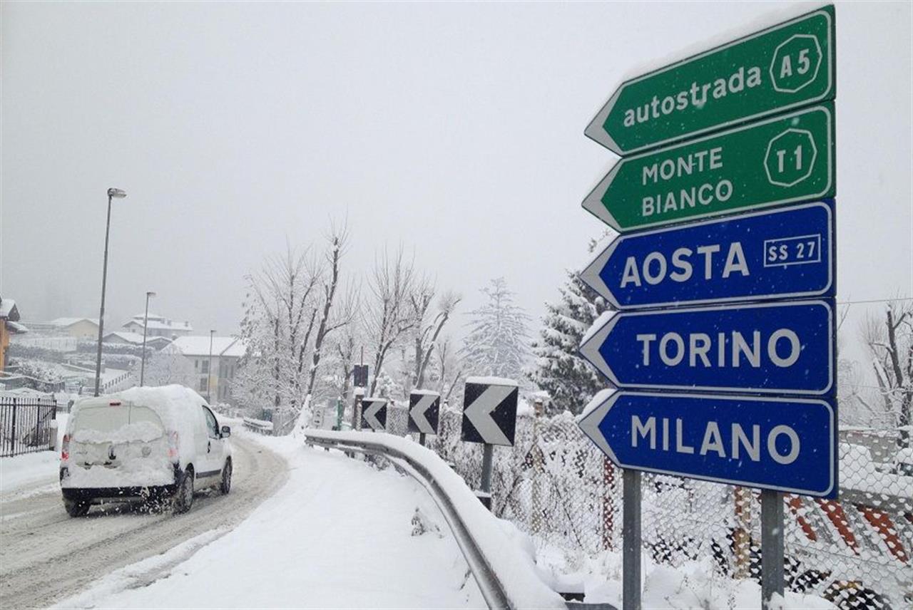 Auto che avanza con pneumatici invernali in direzione Aosta Torino Monte Bianco