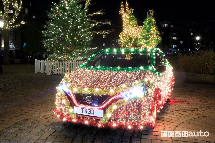 Nissan Leaf trasformata in luminaria di Natale