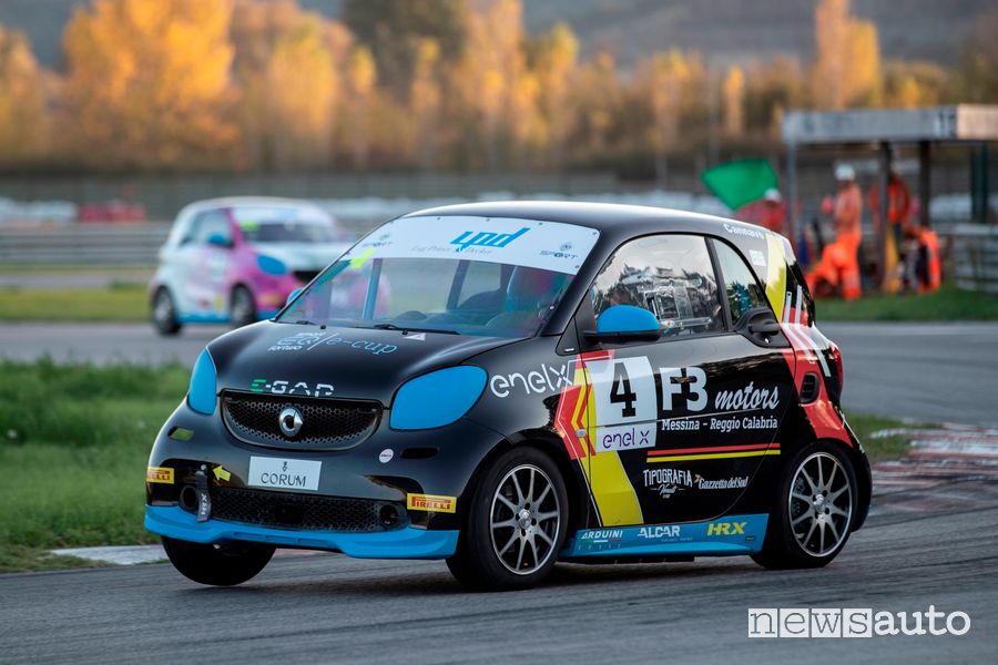 Antonino Cannavò al volante della smart EQ elettrica da corsa
