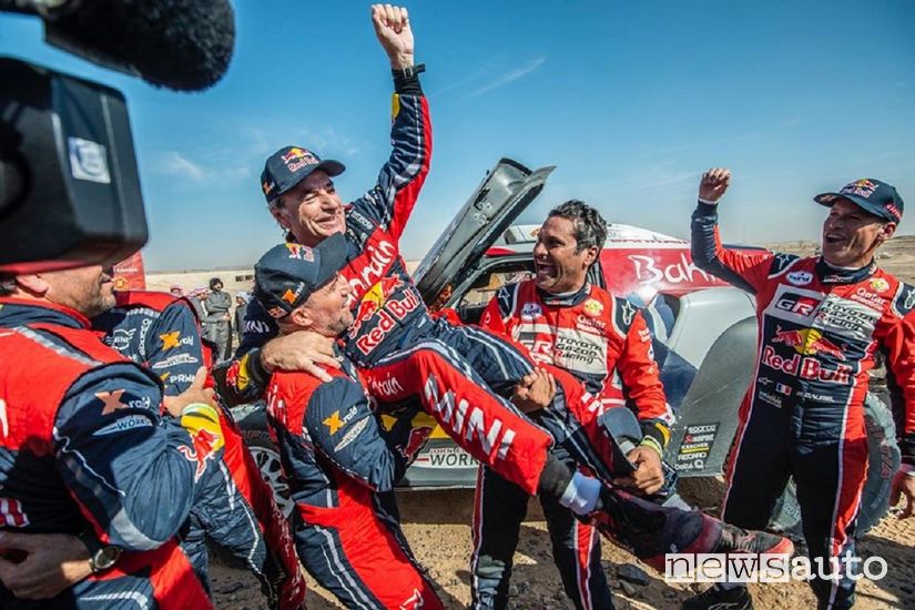 Sainz festeggia la vittoria della Dakar 2020