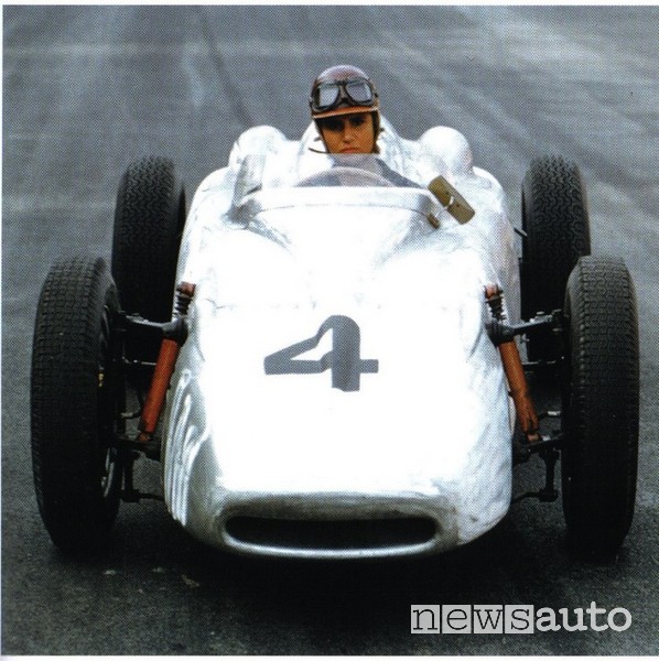 Maria Teresa De Filippis, "Pilotino", a bordo della sua Porsche Berha