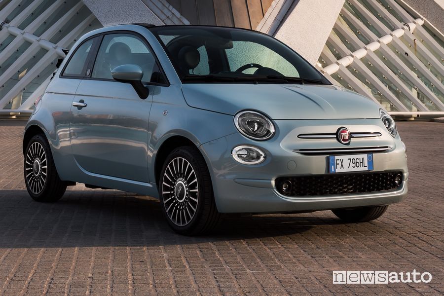 Vista di profilo Fiat 500 cabrio Hybrid Launch Edition
