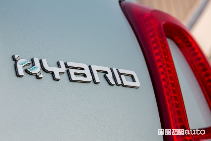 Logo Hybrid sul portellone posteriore Fiat 500 Hybrid Launch Edition