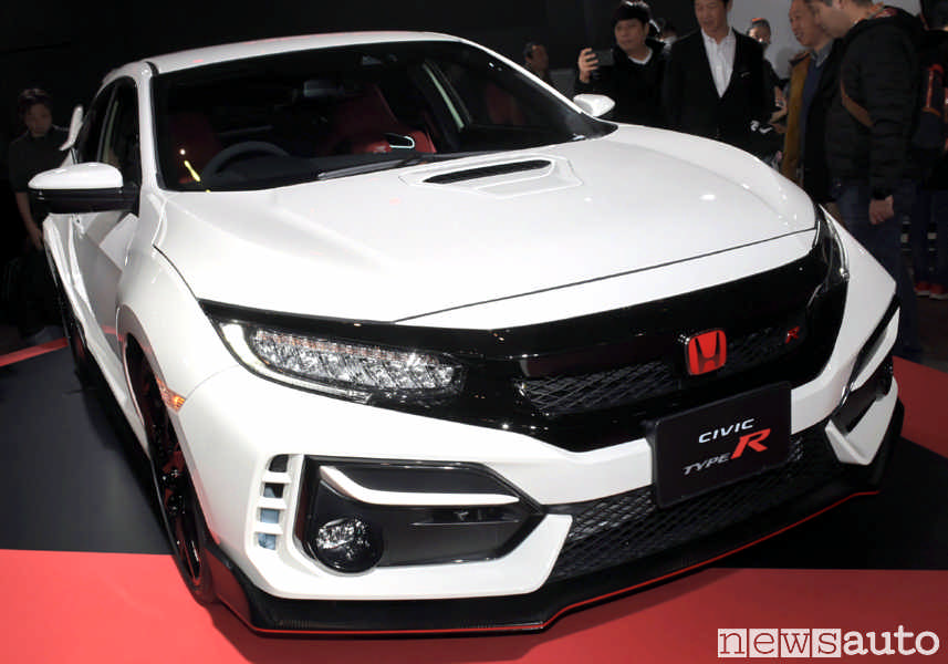 Nuova Honda Civic Type R 2020 2021 con paraurti anteriore ridisegnato e nuovo cofano motore con presa d'aria