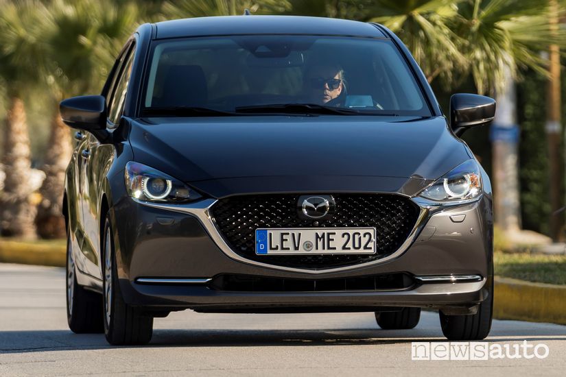 Vista anteriore Mazda2 2020 Machine Grey